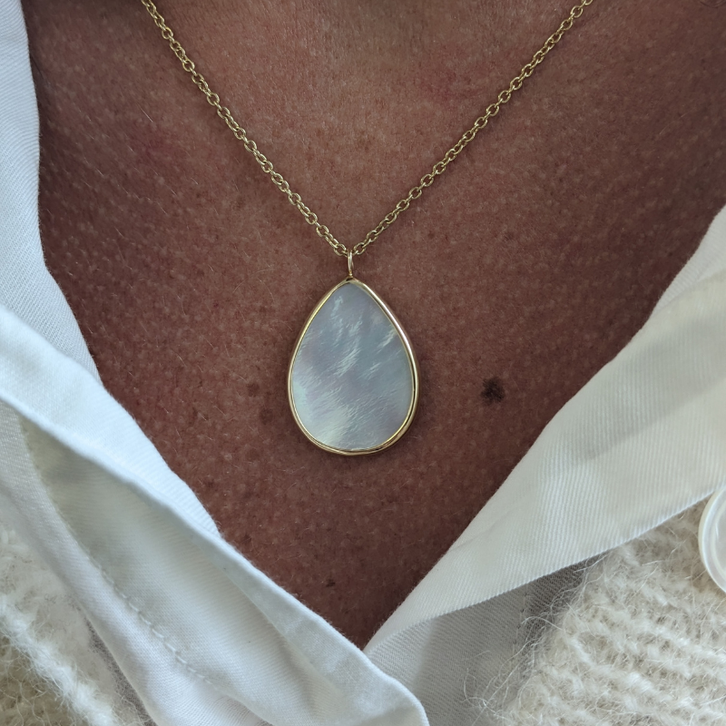 Deux Petits Colliers Anciens En Nacre - Bijoux Vintage D'occasion - Sans Marque